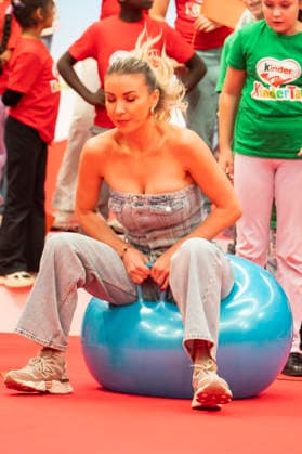 ABB KINDERTAG- Anna-Carina Woitschack sitzt auf einem huepfball beim kinderTag in den Atelier Gardens Berlin am 17.09,2026
