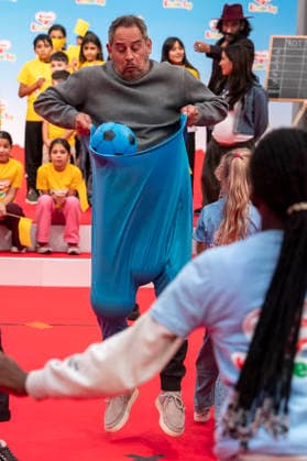 ABB KINDERTAG- Moritz Bleibtreu Ball fangen grosse Hose beim kinderTag in den Atelier Gardens Berlin am 17.09,2026