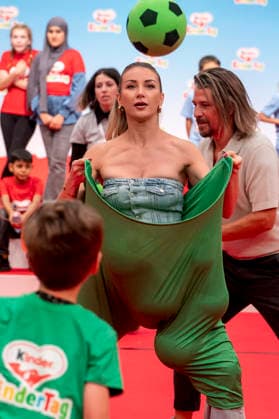 ABB KINDERTAG- Anna-Carina Woitschack Ball fangen grosse Hose beim kinderTag in den Atelier Gardens Berlin am 17.09,2026