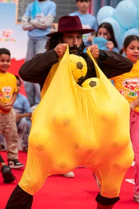 ABB KINDERTAG- Massimo Sinato Ball fangen grosse Hose beim kinderTag in den Atelier Gardens Berlin am 17.09,2026