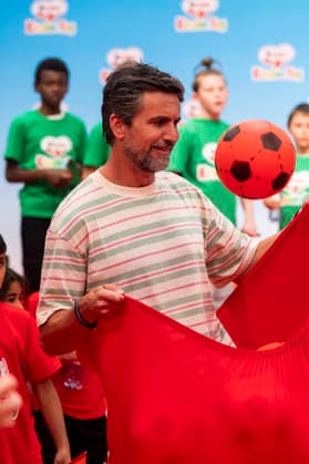 ABB KINDERTAG- Tom Beck Ball fangen grosse Hose beim kinderTag in den Atelier Gardens Berlin am 17.09,2026