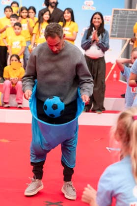 ABB KINDERTAG- Moritz Bleibtreu Ball fangen grosse Hose beim kinderTag in den Atelier Gardens Berlin am 17.09,2026