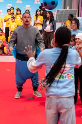 ABB KINDERTAG- Moritz Bleibtreu Ball fangen grosse Hose beim kinderTag in den Atelier Gardens Berlin am 17.09,2026