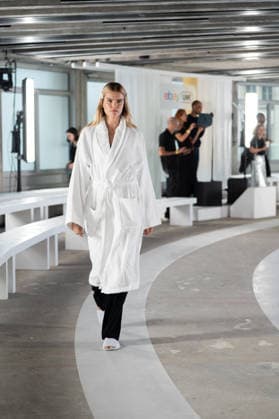 LFW - Ebay Runway A model walks the runway at the Ebay show during London Fashion Week September 2026 at The Banking Hall in London, England on September 17, 2026. Photo by LounisPhotography ABACAPRESS.COM London United Kingdom  Copyright: xLounisPhotography ABACAx