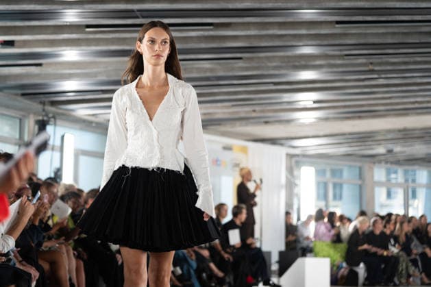 LFW - Ebay Runway A model walks the runway at the Ebay show during London Fashion Week September 2026 at The Banking Hall in London, England on September 17, 2026. Photo by LounisPhotography ABACAPRESS.COM London United Kingdom  Copyright: xLounisPhotography ABACAx