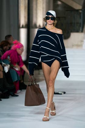 LFW - Paul Costelloe Runway A model walks the runway at the Paul Costelloe show during London Fashion Week September 2026 at The Banking Hall in London, England on September 17, 2026. Photo by LounisPhotography ABACAPRESS.COM London United Kingdom  Copyright: xLounisPhotography ABACAx