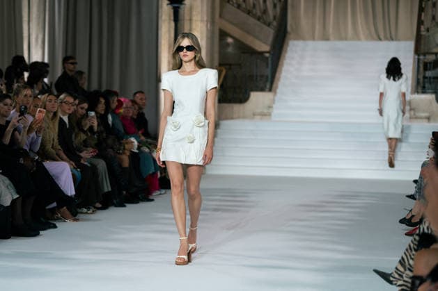 LFW - Paul Costelloe Runway A model walks the runway at the Paul Costelloe show during London Fashion Week September 2026 at The Banking Hall in London, England on September 17, 2026. Photo by LounisPhotography ABACAPRESS.COM London United Kingdom  Copyright: xLounisPhotography ABACAx