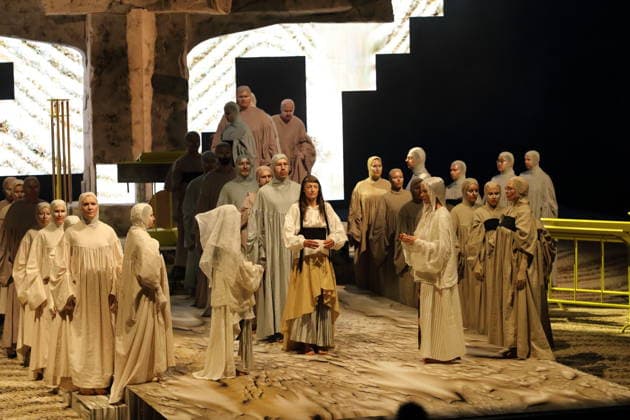 Marie Groothof und Ensemble während der Fotoprobe für Mittwoch aus Licht in der Deutschen Oper in Berlin, 17. September 2026. Oper von Karlheinz Stockhausen. Musikalische Leitung Maxime Pascal. Regie Susanne Kennedy. Bühne Markus Selg. Kostüme Andra Dumitrascu. Premiere ist am 19. September 2026. Deutsche Oper Berlin Mittwoch aus Licht