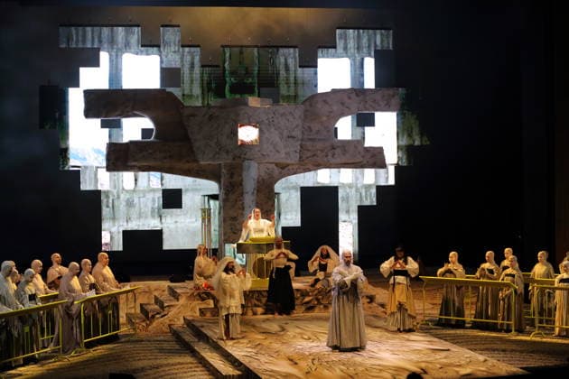 Jeremy Bines (Dirigent) und Ensemble während der Fotoprobe für Mittwoch aus Licht in der Deutschen Oper in Berlin, 17. September 2026. Oper von Karlheinz Stockhausen. Musikalische Leitung Maxime Pascal. Regie Susanne Kennedy. Bühne Markus Selg. Kostüme Andra Dumitrascu. Premiere ist am 19. September 2026. Deutsche Oper Berlin Mittwoch aus Licht