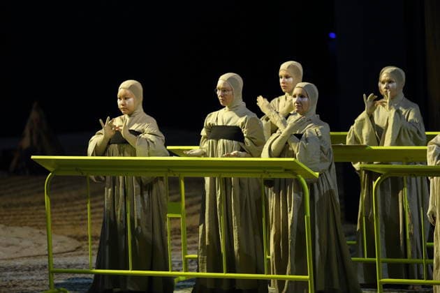 Ensemble während der Fotoprobe für Mittwoch aus Licht in der Deutschen Oper in Berlin, 17. September 2026. Oper von Karlheinz Stockhausen. Musikalische Leitung Maxime Pascal. Regie Susanne Kennedy. Bühne Markus Selg. Kostüme Andra Dumitrascu. Premiere ist am 19. September 2026. Deutsche Oper Berlin Mittwoch aus Licht