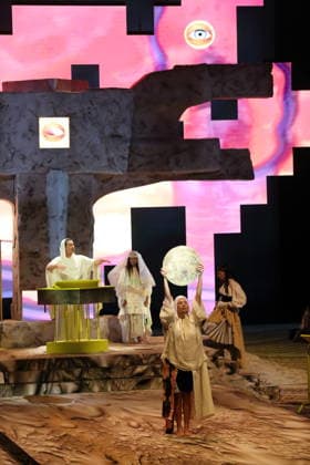 Tarren Johnson und Ensemble während der Fotoprobe für Mittwoch aus Licht in der Deutschen Oper in Berlin, 17. September 2026. Oper von Karlheinz Stockhausen. Musikalische Leitung Maxime Pascal. Regie Susanne Kennedy. Bühne Markus Selg. Kostüme Andra Dumitrascu. Premiere ist am 19. September 2026. Deutsche Oper Berlin Mittwoch aus Licht