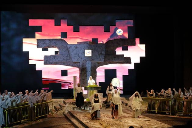 Tarren Johnson und Ensemble während der Fotoprobe für Mittwoch aus Licht in der Deutschen Oper in Berlin, 17. September 2026. Oper von Karlheinz Stockhausen. Musikalische Leitung Maxime Pascal. Regie Susanne Kennedy. Bühne Markus Selg. Kostüme Andra Dumitrascu. Premiere ist am 19. September 2026. Deutsche Oper Berlin Mittwoch aus Licht