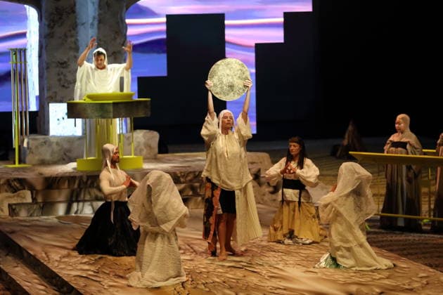 Tarren Johnson und Ensemble während der Fotoprobe für Mittwoch aus Licht in der Deutschen Oper in Berlin, 17. September 2026. Oper von Karlheinz Stockhausen. Musikalische Leitung Maxime Pascal. Regie Susanne Kennedy. Bühne Markus Selg. Kostüme Andra Dumitrascu. Premiere ist am 19. September 2026. Deutsche Oper Berlin Mittwoch aus Licht