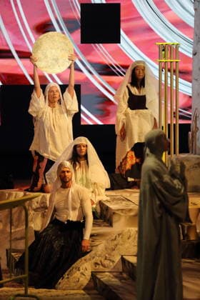 Tarren Johnson, Dominic Santia, Ixchel Mendoza Hernandez und Laurie Young, v.l., während der Fotoprobe für Mittwoch aus Licht in der Deutschen Oper in Berlin, 17. September 2026. Oper von Karlheinz Stockhausen. Musikalische Leitung Maxime Pascal. Regie Susanne Kennedy. Bühne Markus Selg. Kostüme Andra Dumitrascu. Premiere ist am 19. September 2026. Deutsche Oper Berlin Mittwoch aus Licht