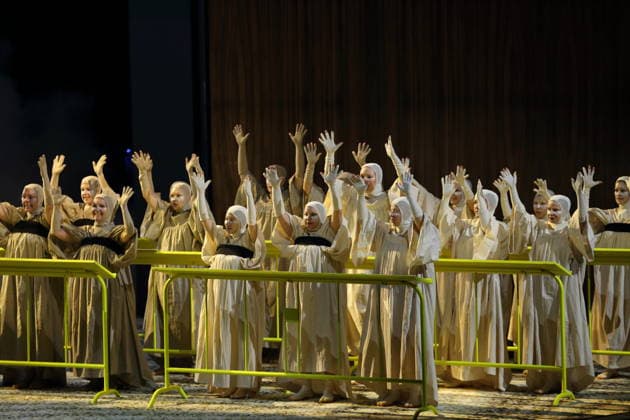 Ensemble während der Fotoprobe für Mittwoch aus Licht in der Deutschen Oper in Berlin, 17. September 2026. Oper von Karlheinz Stockhausen. Musikalische Leitung Maxime Pascal. Regie Susanne Kennedy. Bühne Markus Selg. Kostüme Andra Dumitrascu. Premiere ist am 19. September 2026. Deutsche Oper Berlin Mittwoch aus Licht