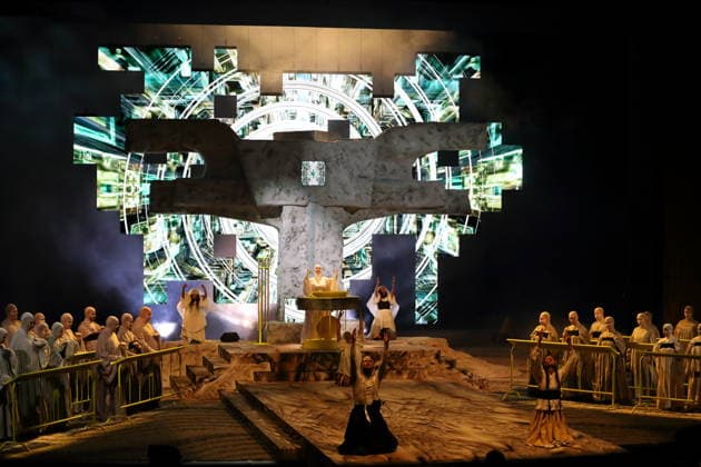 Ensemble während der Fotoprobe für Mittwoch aus Licht in der Deutschen Oper in Berlin, 17. September 2026. Oper von Karlheinz Stockhausen. Musikalische Leitung Maxime Pascal. Regie Susanne Kennedy. Bühne Markus Selg. Kostüme Andra Dumitrascu. Premiere ist am 19. September 2026. Deutsche Oper Berlin Mittwoch aus Licht