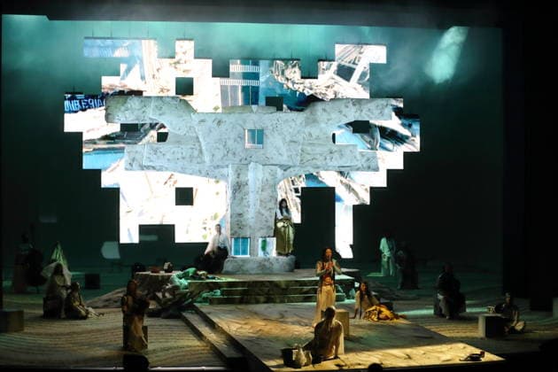 Ensemble während der Fotoprobe für Mittwoch aus Licht in der Deutschen Oper in Berlin, 17. September 2026. Oper von Karlheinz Stockhausen. Musikalische Leitung Maxime Pascal. Regie Susanne Kennedy. Bühne Markus Selg. Kostüme Andra Dumitrascu. Premiere ist am 19. September 2026. Deutsche Oper Berlin Mittwoch aus Licht