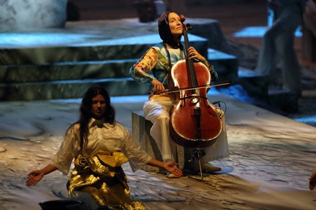 Ixchel Mendoza Hernandez und Clotilde Lacroix (Violoncello), v.l., während der Fotoprobe für Mittwoch aus Licht in der Deutschen Oper in Berlin, 17. September 2026. Oper von Karlheinz Stockhausen. Musikalische Leitung Maxime Pascal. Regie Susanne Kennedy. Bühne Markus Selg. Kostüme Andra Dumitrascu. Premiere ist am 19. September 2026. Deutsche Oper Berlin Mittwoch aus Licht