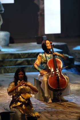 Ixchel Mendoza Hernandez und Clotilde Lacroix (Violoncello), v.l., während der Fotoprobe für Mittwoch aus Licht in der Deutschen Oper in Berlin, 17. September 2026. Oper von Karlheinz Stockhausen. Musikalische Leitung Maxime Pascal. Regie Susanne Kennedy. Bühne Markus Selg. Kostüme Andra Dumitrascu. Premiere ist am 19. September 2026. Deutsche Oper Berlin Mittwoch aus Licht