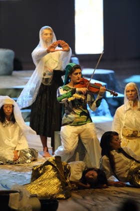 Michelle Ross (Violine) und Ensemble während der Fotoprobe für Mittwoch aus Licht in der Deutschen Oper in Berlin, 17. September 2026. Oper von Karlheinz Stockhausen. Musikalische Leitung Maxime Pascal. Regie Susanne Kennedy. Bühne Markus Selg. Kostüme Andra Dumitrascu. Premiere ist am 19. September 2026. Deutsche Oper Berlin Mittwoch aus Licht