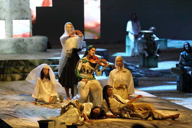 Michelle Ross (Violine) und Ensemble während der Fotoprobe für Mittwoch aus Licht in der Deutschen Oper in Berlin, 17. September 2026. Oper von Karlheinz Stockhausen. Musikalische Leitung Maxime Pascal. Regie Susanne Kennedy. Bühne Markus Selg. Kostüme Andra Dumitrascu. Premiere ist am 19. September 2026. Deutsche Oper Berlin Mittwoch aus Licht