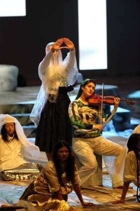 Michelle Ross (Violine) und Ensemble während der Fotoprobe für Mittwoch aus Licht in der Deutschen Oper in Berlin, 17. September 2026. Oper von Karlheinz Stockhausen. Musikalische Leitung Maxime Pascal. Regie Susanne Kennedy. Bühne Markus Selg. Kostüme Andra Dumitrascu. Premiere ist am 19. September 2026. Deutsche Oper Berlin Mittwoch aus Licht