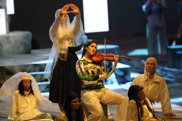 Michelle Ross (Violine) und Ensemble während der Fotoprobe für Mittwoch aus Licht in der Deutschen Oper in Berlin, 17. September 2026. Oper von Karlheinz Stockhausen. Musikalische Leitung Maxime Pascal. Regie Susanne Kennedy. Bühne Markus Selg. Kostüme Andra Dumitrascu. Premiere ist am 19. September 2026. Deutsche Oper Berlin Mittwoch aus Licht