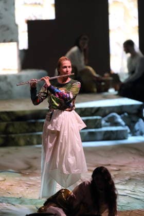 Charlotte Bletton (Flöte) während der Fotoprobe für Mittwoch aus Licht in der Deutschen Oper in Berlin, 17. September 2026. Oper von Karlheinz Stockhausen. Musikalische Leitung Maxime Pascal. Regie Susanne Kennedy. Bühne Markus Selg. Kostüme Andra Dumitrascu. Premiere ist am 19. September 2026. Deutsche Oper Berlin Mittwoch aus Licht