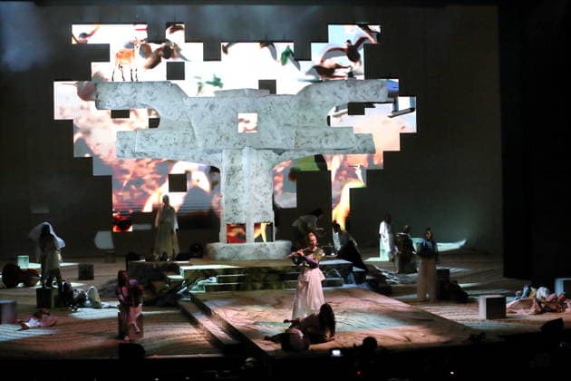 Charlotte Bletton (Flöte) und Ensemble während der Fotoprobe für Mittwoch aus Licht in der Deutschen Oper in Berlin, 17. September 2026. Oper von Karlheinz Stockhausen. Musikalische Leitung Maxime Pascal. Regie Susanne Kennedy. Bühne Markus Selg. Kostüme Andra Dumitrascu. Premiere ist am 19. September 2026. Deutsche Oper Berlin Mittwoch aus Licht