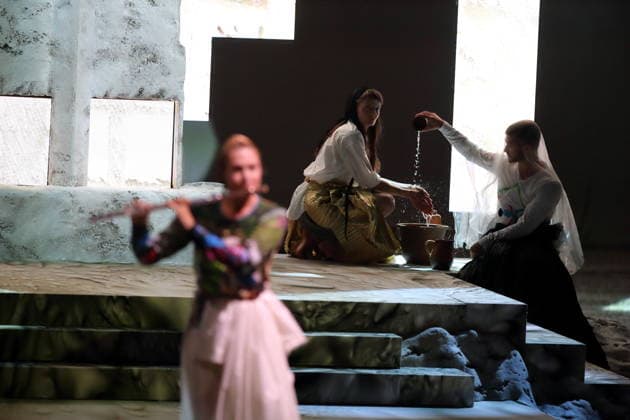 Charlotte Bletton (Flöte), Marie Groothof und Dominic Santia, v.l., während der Fotoprobe für Mittwoch aus Licht in der Deutschen Oper in Berlin, 17. September 2026. Oper von Karlheinz Stockhausen. Musikalische Leitung Maxime Pascal. Regie Susanne Kennedy. Bühne Markus Selg. Kostüme Andra Dumitrascu. Premiere ist am 19. September 2026. Deutsche Oper Berlin Mittwoch aus Licht