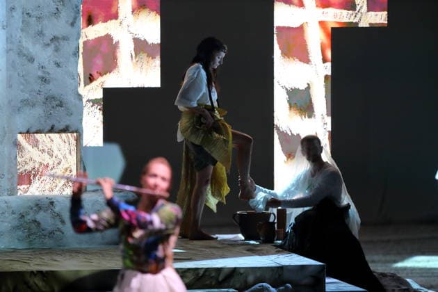 Charlotte Bletton (Flöte), Marie Groothof und Dominic Santia, v.l., während der Fotoprobe für Mittwoch aus Licht in der Deutschen Oper in Berlin, 17. September 2026. Oper von Karlheinz Stockhausen. Musikalische Leitung Maxime Pascal. Regie Susanne Kennedy. Bühne Markus Selg. Kostüme Andra Dumitrascu. Premiere ist am 19. September 2026. Deutsche Oper Berlin Mittwoch aus Licht