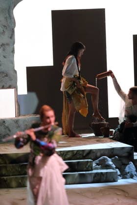 Charlotte Bletton (Flöte), Marie Groothof und Dominic Santia, v.l., während der Fotoprobe für Mittwoch aus Licht in der Deutschen Oper in Berlin, 17. September 2026. Oper von Karlheinz Stockhausen. Musikalische Leitung Maxime Pascal. Regie Susanne Kennedy. Bühne Markus Selg. Kostüme Andra Dumitrascu. Premiere ist am 19. September 2026. Deutsche Oper Berlin Mittwoch aus Licht