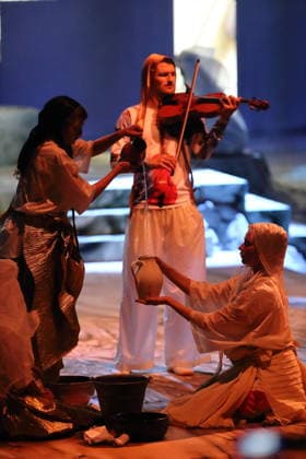 Marie Groothof, Gregoire Simon (Bratsche) und Tarren Johnson, v.l., während der Fotoprobe für Mittwoch aus Licht in der Deutschen Oper in Berlin, 17. September 2026. Oper von Karlheinz Stockhausen. Musikalische Leitung Maxime Pascal. Regie Susanne Kennedy. Bühne Markus Selg. Kostüme Andra Dumitrascu. Premiere ist am 19. September 2026. Deutsche Oper Berlin Mittwoch aus Licht