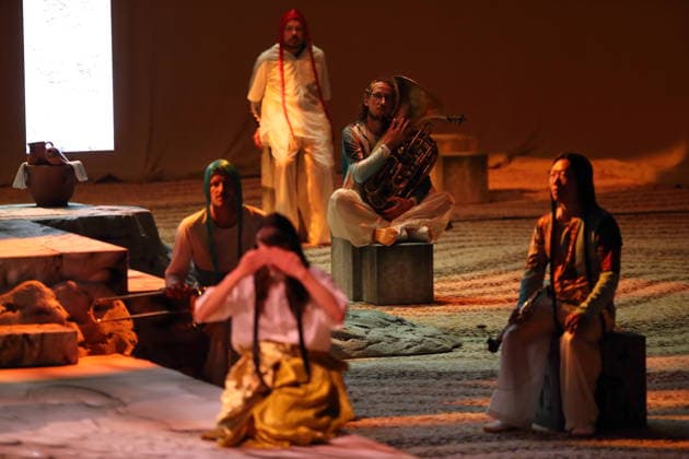 Maxime Morel (Tuba) und Ensemble während der Fotoprobe für Mittwoch aus Licht in der Deutschen Oper in Berlin, 17. September 2026. Oper von Karlheinz Stockhausen. Musikalische Leitung Maxime Pascal. Regie Susanne Kennedy. Bühne Markus Selg. Kostüme Andra Dumitrascu. Premiere ist am 19. September 2026. Deutsche Oper Berlin Mittwoch aus Licht
