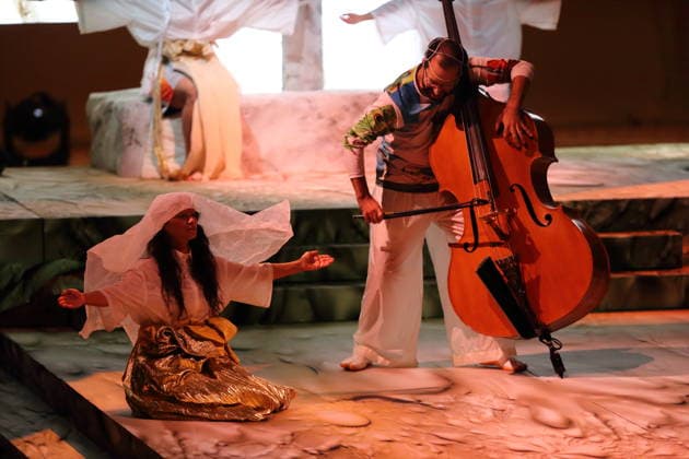 Ixchel Mendoza Hernandez und Kevin Garcon (Kontrabass) während der Fotoprobe für Mittwoch aus Licht in der Deutschen Oper in Berlin, 17. September 2026. Oper von Karlheinz Stockhausen. Musikalische Leitung Maxime Pascal. Regie Susanne Kennedy. Bühne Markus Selg. Kostüme Andra Dumitrascu. Premiere ist am 19. September 2026. Deutsche Oper Berlin Mittwoch aus Licht