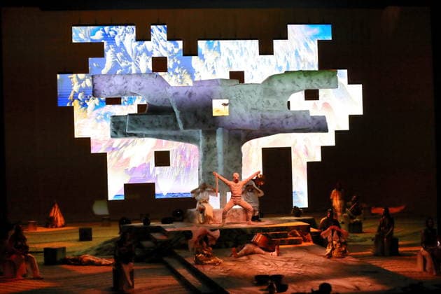 Ensemble während der Fotoprobe für Mittwoch aus Licht in der Deutschen Oper in Berlin, 17. September 2026. Oper von Karlheinz Stockhausen. Musikalische Leitung Maxime Pascal. Regie Susanne Kennedy. Bühne Markus Selg. Kostüme Andra Dumitrascu. Premiere ist am 19. September 2026. Deutsche Oper Berlin Mittwoch aus Licht