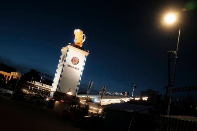 Paulaner Festzelt am Abend des Donnerstag vor Beginn des Oktoberfest Wiesn, München 17.08.2026