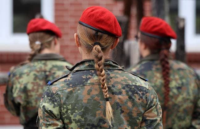 Bundeswehr bekommt Problem um sexuelles Fehlverhalten nicht in den Griff, Symbolbilder Familientag in der Kyffhaeuser-Kaserne Bad Frankenhausen 17.09.2026, Bad Frankenhausen, Kyffhaeuser-Kaserne, Familientag fuer die Angehoerigen der Rekrutinnen und Rekruten, es gibt eine statische Waffenschau, der Bundeswehr Verband, der Verband der Reservisten und das Karrierecenter der Bundeswehr sind vor Ort, die Gaeste haben Gelegenheit, den Schiesssimulator und das Leben im Felde anzusehen im Bild: Soldatinnen in Flecktarnuniform mit rotem Barett waehrend der Anzugskontrolle, die Haare sind zum Zopf gebunden