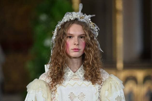 London Fashion Week LONDON, UNITED KINGDOM - SEPTEMBER 18: Models showcase creations by Turkish fashion designer Bora Aksu from his Spring Summer 2027 (SS27) collection during London Fashion Week at St Cyprian s Church in London, United Kingdom on September 18, 2026. Rasid Necati Aslim Anadolu London United Kingdom. Editorial use only. Please get in touch for any other usage.  Copyright: x2026xAnadoluxRasidxNecatixAslimx