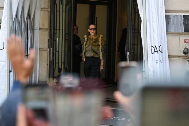 Celine Dion in front of the Royal Monceau in Paris. Celine Dion spent time with fans before heading to the venue, the Royal Monceau hotel in Paris, France 459761 2026 09 18 Paris France Dion, Céline  Copyright: xL.Urmanx xStarfacex STAR_459761_002
