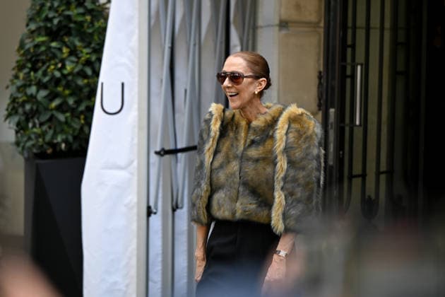 Celine Dion in front of the Royal Monceau in Paris. Celine Dion spent time with fans before heading to the venue, the Royal Monceau hotel in Paris, France. 459761 2026 09 18 Paris, France. Dion, Céline  Copyright: xL.Urmanx xStarfacex STAR_459761_004