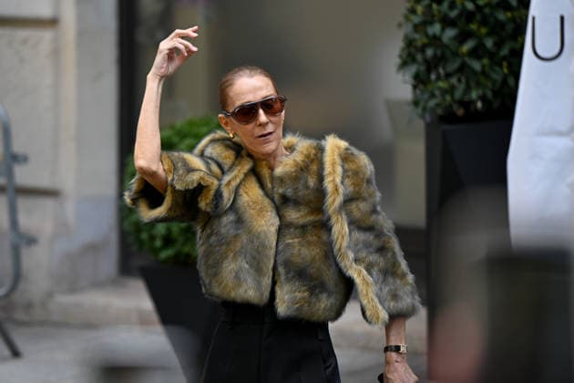 Celine Dion in front of the Royal Monceau in Paris. Celine Dion spent time with fans before heading to the venue, the Royal Monceau hotel in Paris, France. 459761 2026 09 18 Paris, France. Dion, Céline  Copyright: xL.Urmanx xStarfacex STAR_459761_005