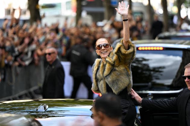 Celine Dion in front of the Royal Monceau in Paris. Celine Dion spent time with fans before heading to the venue, the Royal Monceau Hotel in Paris, France. 459761 2026 09 18 Paris, France. Dion, Céline  Copyright: xL.Urmanx xStarfacex STAR_459761_013