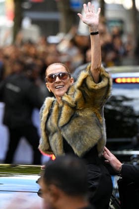 Celine Dion in front of the Royal Monceau in Paris. Celine Dion spent time with fans before heading to the venue, the Royal Monceau Hotel in Paris, France. 459761 2026 09 18 Paris, France. Dion, Céline  Copyright: xL.Urmanx xStarfacex STAR_459761_014