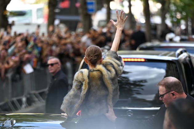 Celine Dion in front of the Royal Monceau in Paris. Celine Dion spent time with fans before heading to the venue, the Royal Monceau Hotel in Paris, France. 459761 2026 09 18 Paris, France. Dion, Céline  Copyright: xL.Urmanx xStarfacex STAR_459761_017
