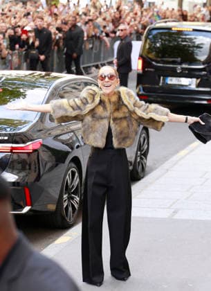 Céline Dion was cheered by her fans as she left the Royal Monceau Hotel in Paris, before heading to the Plenitude Arena in Paris La Défense for her third concert, September 16, 2026 Christophe Aubert Bestimage Céline Dion is cheered by fans as she leaves the Royal Monceau Hotel in Paris, before heading to the Plenitude Arena at Paris La Défense for her third concert date on September 18, 2026, Paris, France  Copyright: xChristophexAubertx xBestimagexChristophexAubertx xBestimagex