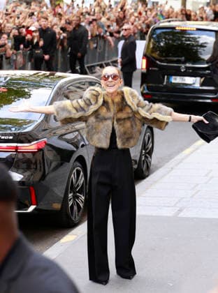 Céline Dion was cheered by her fans as she left the Royal Monceau Hotel in Paris, before heading to the Plenitude Arena in Paris La Défense for her third concert, September 16, 2026 Christophe Aubert Bestimage Céline Dion is acclaimed by fans as she leaves the Royal Monceau Hotel in Paris, before heading to the Plenitude Arena at Paris La Défense for her third concert date on September 18, 2026, Paris, France  Copyright: xChristophexAubertx xBestimagexChristophexAubertx xBestimagex