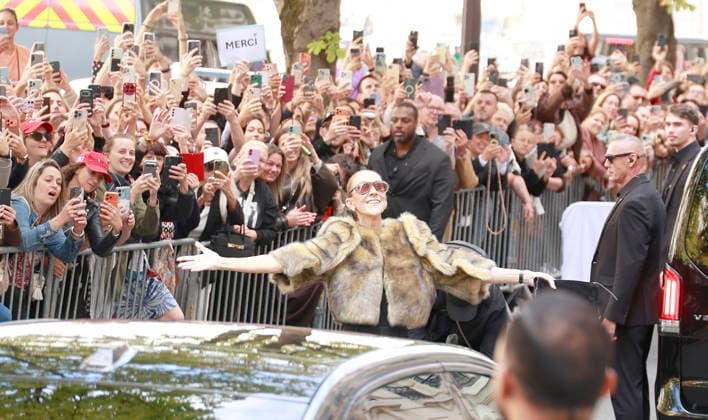 Céline Dion was cheered by her fans as she left the Royal Monceau Hotel in Paris, before heading to the Plenitude Arena in Paris La Défense for her third concert, September 16, 2026 Christophe Aubert Bestimage Céline Dion is acclaimed by fans as she leaves the Royal Monceau Hotel in Paris, before heading to the Plenitude Arena at Paris La Défense for her third concert date on September 18, 2026, Paris, France  Copyright: xChristophexAubertx xBestimagexChristophexAubertx xBestimagex