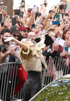 Céline Dion was cheered by her fans as she left the Royal Monceau Hotel in Paris, before heading to the Plenitude Arena in Paris La Défense for her third concert, September 16, 2026 Christophe Aubert Bestimage Céline Dion is acclaimed by fans as she leaves the Royal Monceau Hotel in Paris, before heading to the Plenitude Arena at Paris La Défense for her third concert date on September 18, 2026, Paris, France  Copyright: xChristophexAubertx xBestimagexChristophexAubertx xBestimagex