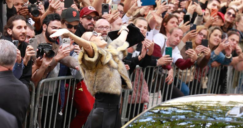 Céline Dion was cheered by her fans as she left the Royal Monceau Hotel in Paris, before heading to the Plenitude Arena in Paris La Défense for her third concert, September 16, 2026 Christophe Aubert Bestimage Céline Dion is acclaimed by fans as she leaves the Royal Monceau Hotel in Paris, before heading to the Plenitude Arena at Paris La Défense for her third concert date on September 18, 2026, Paris, France  Copyright: xChristophexAubertx xBestimagexChristophexAubertx xBestimagex